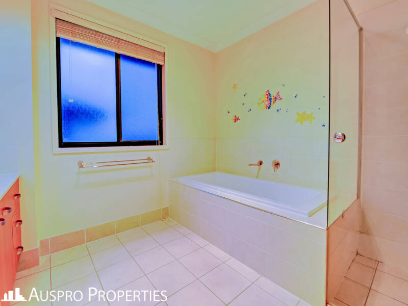 18 Peachtree Place, Stretton, QLD 4116