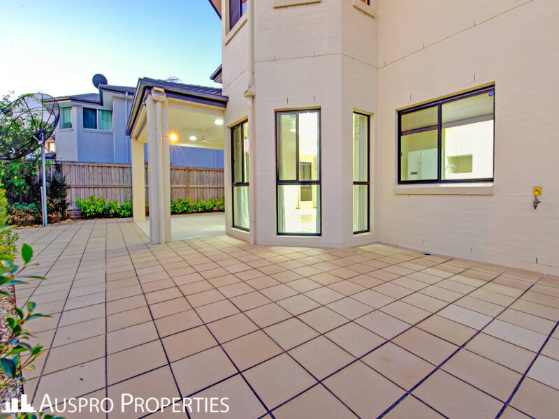 18 Peachtree Place, Stretton, QLD 4116