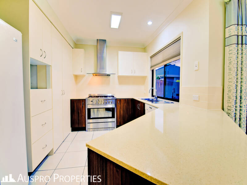18 Peachtree Place, Stretton, QLD 4116
