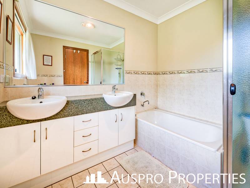 27 Park Ridge Rd, Park Ridge, QLD 4125 Australia