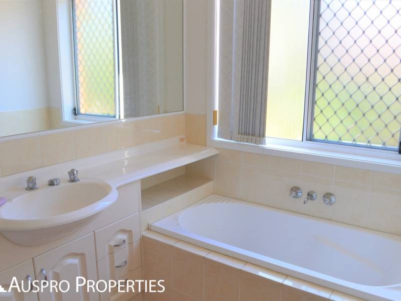 12  Sungold Place, Eight Mile Plains, QLD 4113 Australia