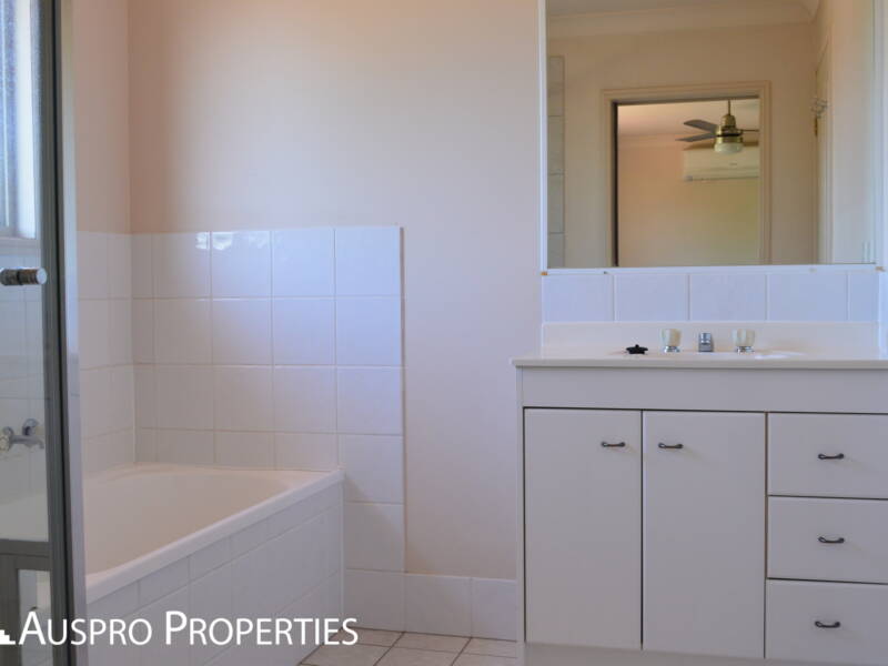 1/8 Hialeah Close, Helensvale, QLD 4212 Australia