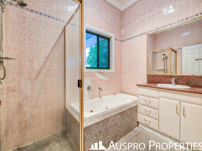 9 Magnolia Grove, Robertson, QLD 4109 Australia