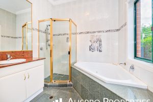 9 Magnolia Grove, Robertson, QLD 4109 Australia