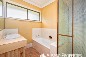 14 Estoril, Robertson, QLD 4109 Australia