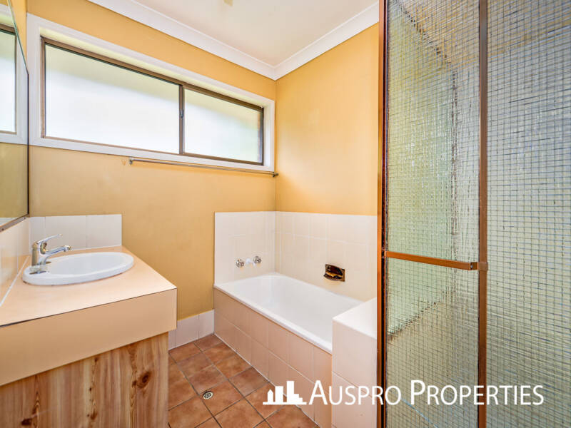 14 Estoril, Robertson, QLD 4109 Australia