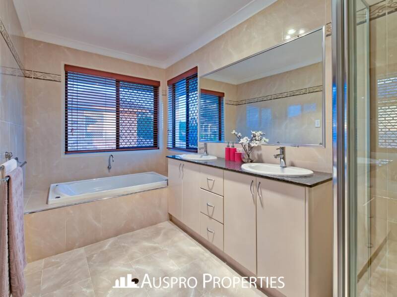 79 White Cedar Cct, Stretton, QLD 4116 Australia