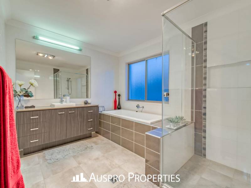 72 Hawthorn Circuit, Stretton, QLD 4116