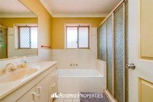 33 Chanel Crescent, Eight Mile Plains , QLD 4113 Australia