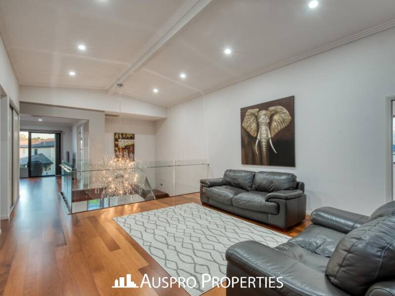 16 Elderbury Place, Stretton, QLD 4116 Australia