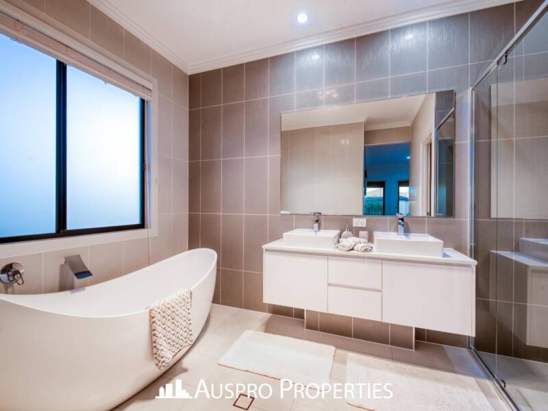 16 Elderbury Place, Stretton, QLD 4116 Australia