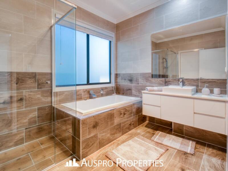 16 Elderbury Place, Stretton, QLD 4116 Australia