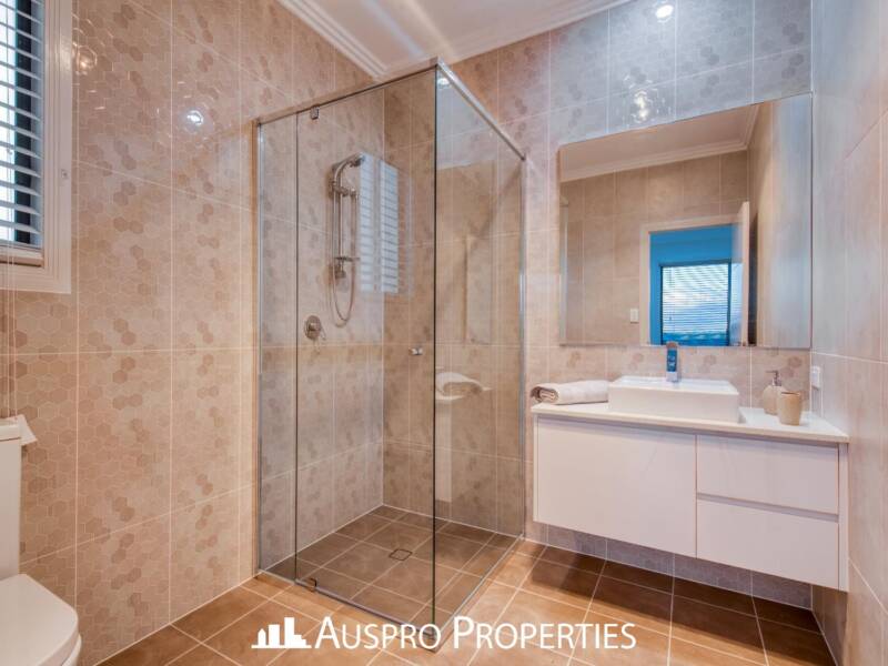 16 Elderbury Place, Stretton, QLD 4116 Australia