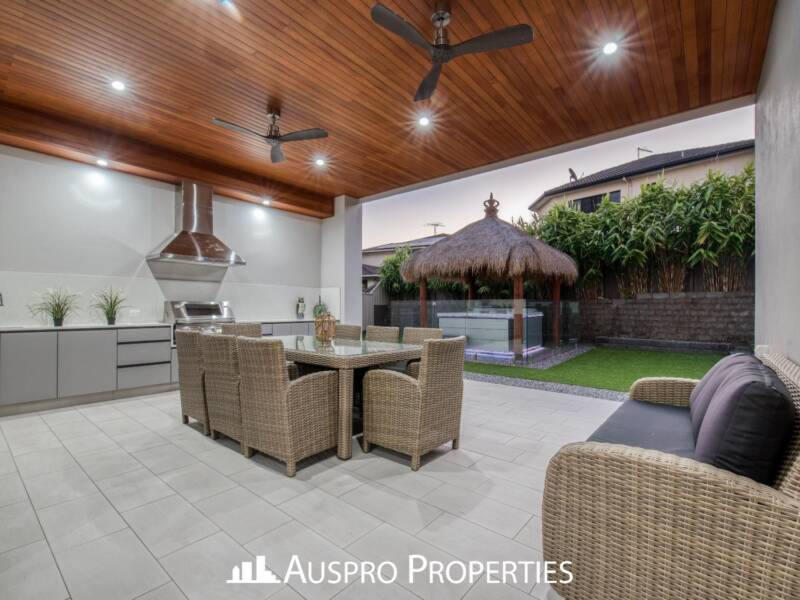 16 Elderbury Place, Stretton, QLD 4116 Australia