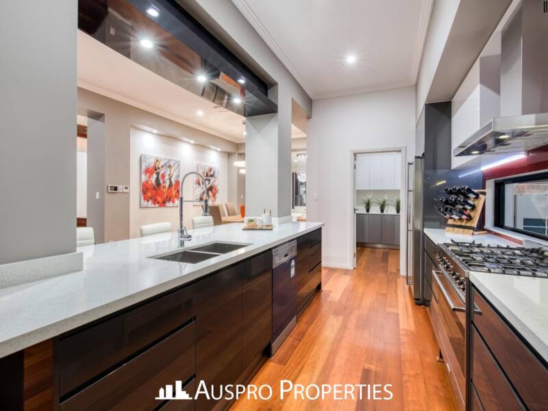 16 Elderbury Place, Stretton, QLD 4116 Australia