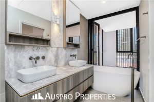 158  Old Burleigh Road , Broadbeach , QLD  4218 Australia