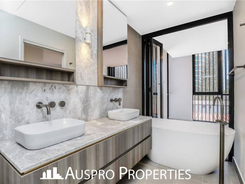 158  Old Burleigh Road , Broadbeach , QLD  4218 Australia