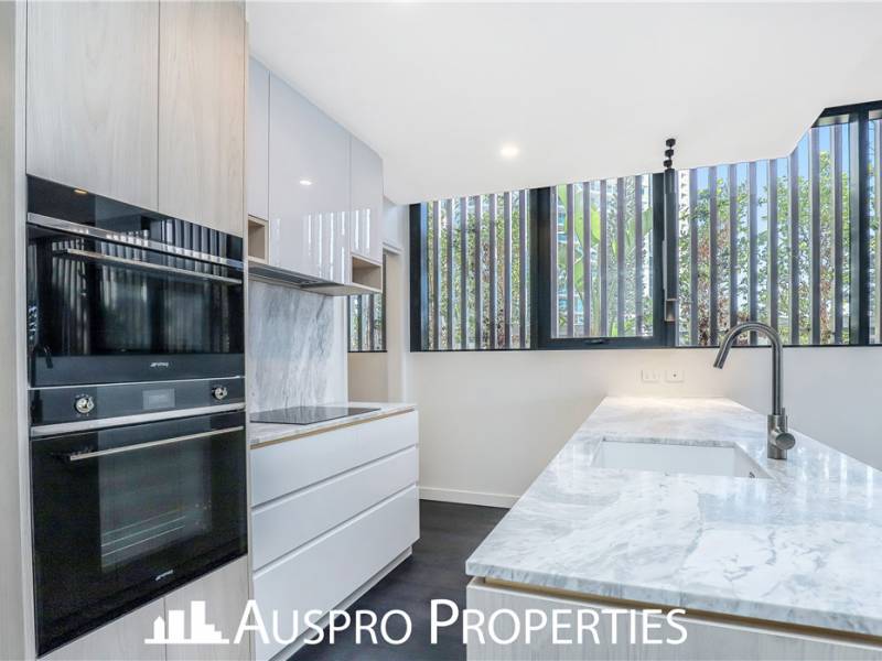 158  Old Burleigh Road , Broadbeach , QLD  4218 Australia