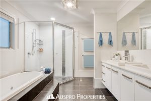 27 Peachtree Pl, Stretton, QLD 4116 Australia