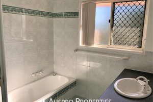 28 Nevern St, Macgregor, QLD 4109 Australia