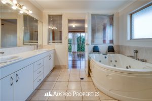5 Paul Drive, REGENTS PARK, QLD 4118 Australia